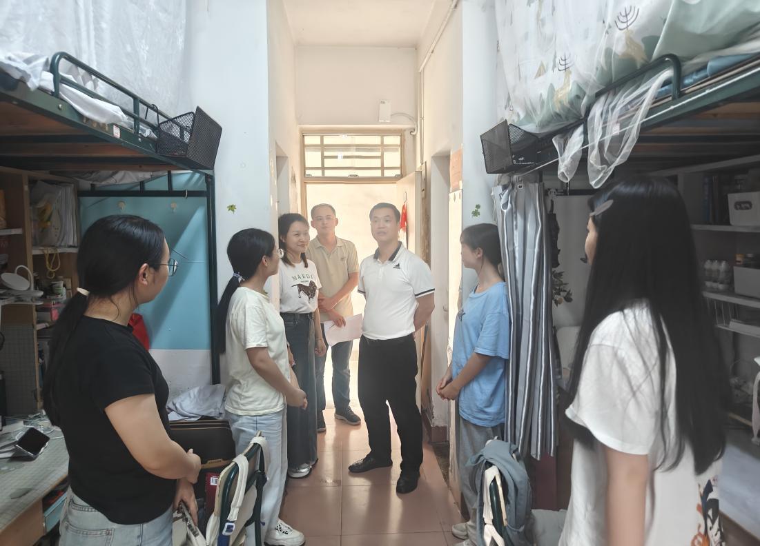 院领导走访宿舍.png 院领导走访宿舍.png