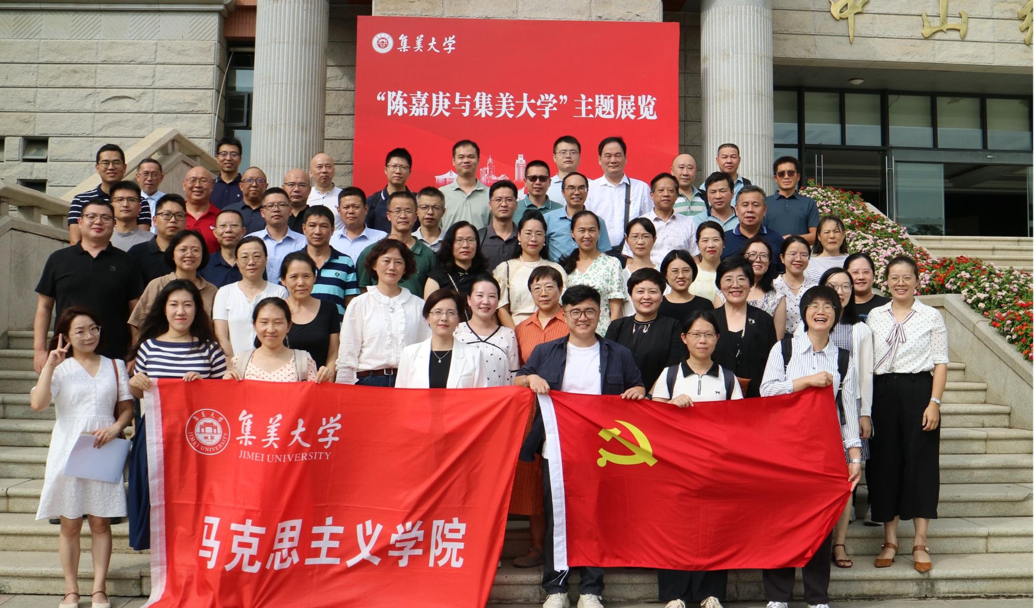 参观专题展(合).jpg 参观专题展(合).jpg